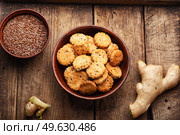 Appetizing crackers with flax and ginger. Vegetarian pastries.. Unsweetened ginger cookies. Стоковое фото, агентство Ingram Publishing / Фотобанк Лори