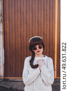 Young brunette woman with retro and hippy style. Стоковое фото, агентство Ingram Publishing / Фотобанк Лори