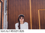 Young brunette woman with retro and hippy style. Стоковое фото, агентство Ingram Publishing / Фотобанк Лори
