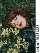 Young beautiful woman resting in a field of flowers. Стоковое фото, агентство Ingram Publishing / Фотобанк Лори