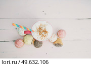 cupcakes and elicious hot cocoa over a wooden pink background. Стоковое фото, агентство Ingram Publishing / Фотобанк Лори