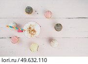 cupcakes and elicious hot cocoa over a wooden pink background. Стоковое фото, агентство Ingram Publishing / Фотобанк Лори