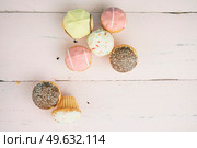 Delicious mix of pastel thones cupcakes. Стоковое фото, агентство Ingram Publishing / Фотобанк Лори