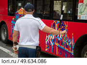 Инспектор ДПС регулирует движение на Красной площади в центре города Москвы и обеспечивают безопасность движения на дороге, Россия. Редакционное фото, фотограф Николай Винокуров / Фотобанк Лори