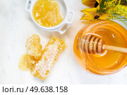 fresh honey in jar with honeycombs on white marble background, top view. fresh honey with honeycombs. Стоковое фото, агентство Ingram Publishing / Фотобанк Лори