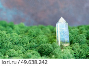 gemstone mineral on mysterious natural forest moss background, quartz crystal close up. Magic healing Reiki Crystal Ritual, Witchcraft, spiritual esoteric practice. Healing crystals on brown background. Стоковое фото, агентство Ingram Publishing / Фотобанк Лори