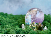gemstone minerals on mysterious natural forest moss background, quartz, ametist and calcite crystals close up. Magic healing Rock for Reiki Crystal Ritual, Witchcraft, spiritual esoteric practice. Healing crystals on brown background. Стоковое фото, агентство Ingram Publishing / Фотобанк Лори