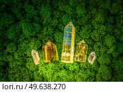 gemstones minerals mix on mysterious natural forest moss background, quartz and calcite crystals close up top view . Magic healing Rock for Reiki Crystal Ritual, Witchcraft. Healing crystals on brown background. Стоковое фото, агентство Ingram Publishing / Фотобанк Лори