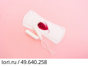 Menstrual pad with schedule card background, menstrual period and ovulation and fertility tracker, baby birth planning and natural control. Menstrual pad with schedule card background. Стоковое фото, агентство Ingram Publishing / Фотобанк Лори