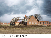 House damaged by a storm with roof destroyed under a cloudy sky. Стоковое фото, агентство Ingram Publishing / Фотобанк Лори