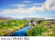 Turquoise river stream in wild icelandic nature with mountains in the background. Стоковое фото, агентство Ingram Publishing / Фотобанк Лори