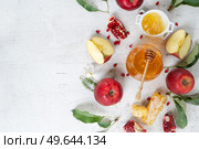 rosh hashana holiday - honey with apple and pomergranate over white desk, festive background with copy space. rosh hashana holiday. Стоковое фото, агентство Ingram Publishing / Фотобанк Лори