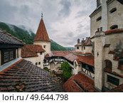 The medieval Bran fortress known as Dracula castle in Transylvania, Romania. Historical saxon style stronghold in the heart of Carpathian mountains. Стоковое фото, агентство Ingram Publishing / Фотобанк Лори