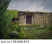 A hobbit house hidden underground part of the Clay Castle from the Valley of Fairies, a touristic complex in Transylvania, Romania. Стоковое фото, агентство Ingram Publishing / Фотобанк Лори