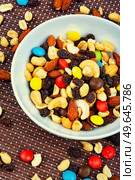 Set of nuts, almonds, cashews and raisins.. The perfect mix nut snack. Стоковое фото, агентство Ingram Publishing / Фотобанк Лори