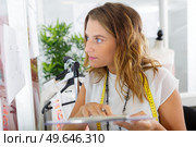 a happy woman atelier owner at work. Стоковое фото, агентство Ingram Publishing / Фотобанк Лори