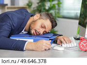 businessman sleeping on his laptop in his office. Стоковое фото, агентство Ingram Publishing / Фотобанк Лори