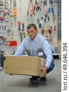 a delivery man giving cardbox. Стоковое фото, агентство Ingram Publishing / Фотобанк Лори