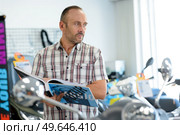salesman with client in bike shop. Стоковое фото, агентство Ingram Publishing / Фотобанк Лори