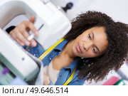 young attractive needlewoman at studio working with sewing machine. Стоковое фото, агентство Ingram Publishing / Фотобанк Лори