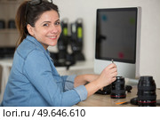 camera lens repair set in photo engineer workshop. Стоковое фото, агентство Ingram Publishing / Фотобанк Лори
