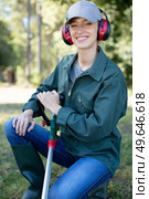 young woman mowing the grass. Стоковое фото, агентство Ingram Publishing / Фотобанк Лори