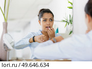young lady doing make-up running in late. Стоковое фото, агентство Ingram Publishing / Фотобанк Лори