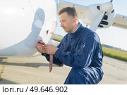 portrait of man mechanic working on aircraft. Стоковое фото, агентство Ingram Publishing / Фотобанк Лори