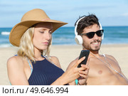 couple using their phones on the beach. Стоковое фото, агентство Ingram Publishing / Фотобанк Лори