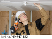 female electrician working in home. Стоковое фото, агентство Ingram Publishing / Фотобанк Лори