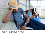 bored man and woman are despondent waiting for public transport. Стоковое фото, агентство Ingram Publishing / Фотобанк Лори