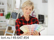 woman checking colour swatches. Стоковое фото, агентство Ingram Publishing / Фотобанк Лори