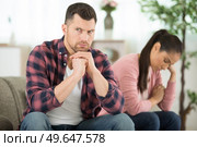 couple on the sofa ignoring each other after an argument. Стоковое фото, агентство Ingram Publishing / Фотобанк Лори