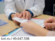 Dr and patient looking at booklet. Стоковое фото, агентство Ingram Publishing / Фотобанк Лори
