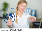 beautiful nurse is holding injection. Стоковое фото, агентство Ingram Publishing / Фотобанк Лори