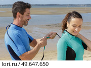 a couple getting ready for doing surf. Стоковое фото, агентство Ingram Publishing / Фотобанк Лори