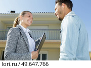 real estate agent shows new apartment in building. Стоковое фото, агентство Ingram Publishing / Фотобанк Лори
