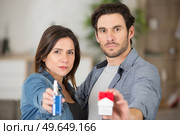 serious couple holding a cigarette paquet an an e-cigarette. Стоковое фото, агентство Ingram Publishing / Фотобанк Лори
