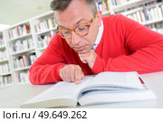 man reading slowly with glasses. Стоковое фото, агентство Ingram Publishing / Фотобанк Лори