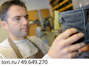 shoemaker in his workshop. Стоковое фото, агентство Ingram Publishing / Фотобанк Лори