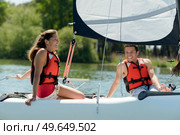 a couple is sailing boat. Стоковое фото, агентство Ingram Publishing / Фотобанк Лори