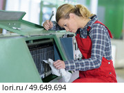 woman fixing cartridge in printer machine at office. Стоковое фото, агентство Ingram Publishing / Фотобанк Лори