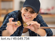 bolts nuts washers in womens palms. Стоковое фото, агентство Ingram Publishing / Фотобанк Лори