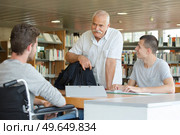 greeting the hardworking students. Стоковое фото, агентство Ingram Publishing / Фотобанк Лори