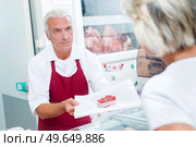 Butcher preparing a cut of meat. Стоковое фото, агентство Ingram Publishing / Фотобанк Лори