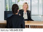 hostess and guest communicate with each other. Стоковое фото, агентство Ingram Publishing / Фотобанк Лори