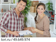 woman grateful handshakes with smiling plumber. Стоковое фото, агентство Ingram Publishing / Фотобанк Лори