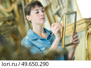 portrait of woman painting a frame. Стоковое фото, агентство Ingram Publishing / Фотобанк Лори
