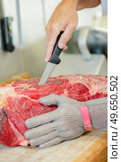 Cutting meat with a knife. Стоковое фото, агентство Ingram Publishing / Фотобанк Лори