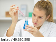 woman technician with multipipette in genetic laboratory pcr research. Стоковое фото, агентство Ingram Publishing / Фотобанк Лори